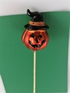 Halloween dekorations pynt på træpind. Velegnet i buketter og dekorationer m.m. Ø ca. 5 cm. H 7 cm.